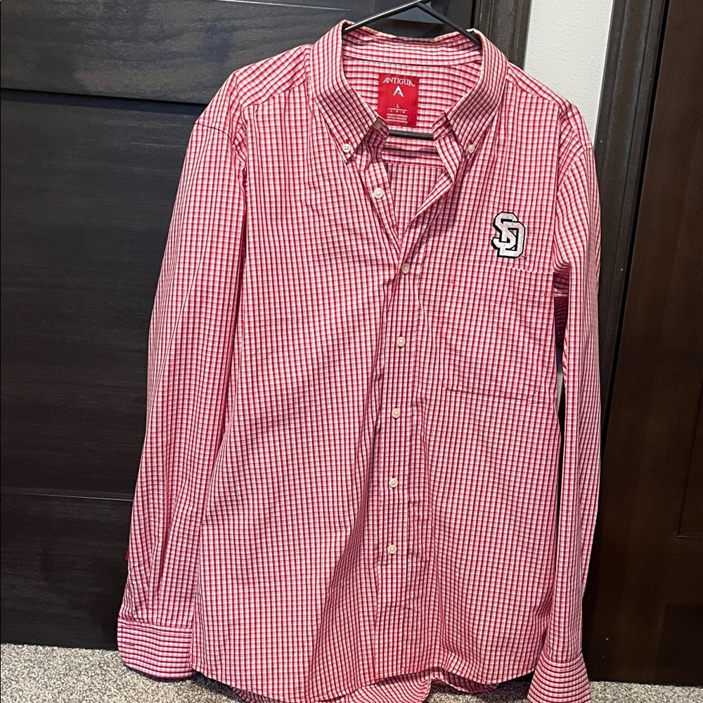 University of South Dakota coyotes USD size large Red Gingham Men's button up
